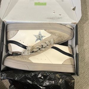 Brand new shoes with box and never worn. Size 7